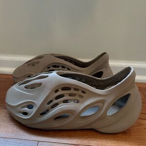 Yeezy Foam Runner in Earth Brown